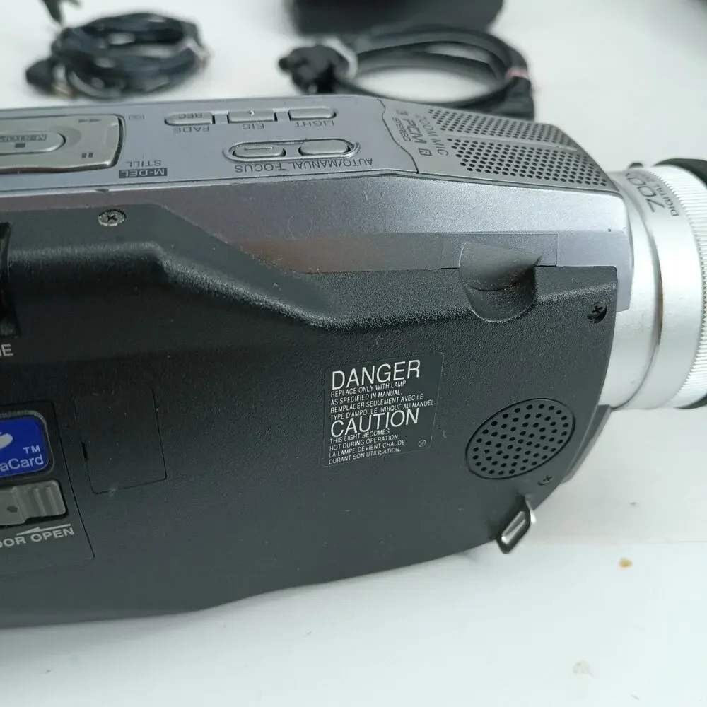 (P) Panasonic PV-DV102D MiniDV Palmcorder Camcorder Tested w/ AC Adapter